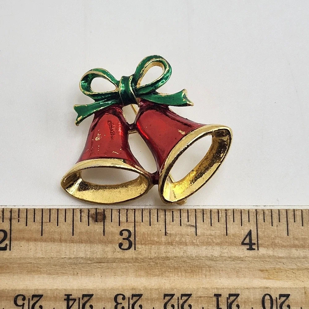 VINTAGE GOLD TONE METAL ENAMEL DOUBLE BELL CHRISTMAS PIN BROOCH‎ READ